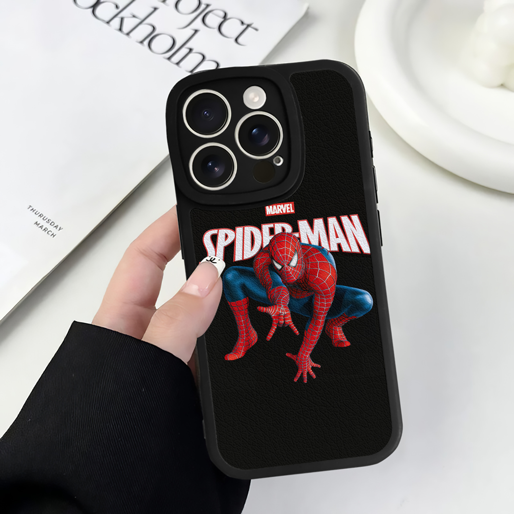 （画像用） Spider Man スパイダーマン 【iPhone 16シリーズ対応】シリコンスマホケース（レザー調） 材質：シリコン